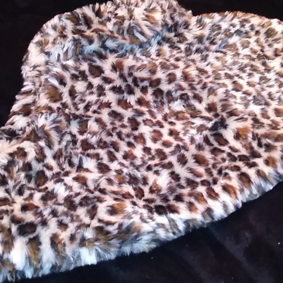 Dottie Loves Girls faux fur stole - Picture 3 of 5